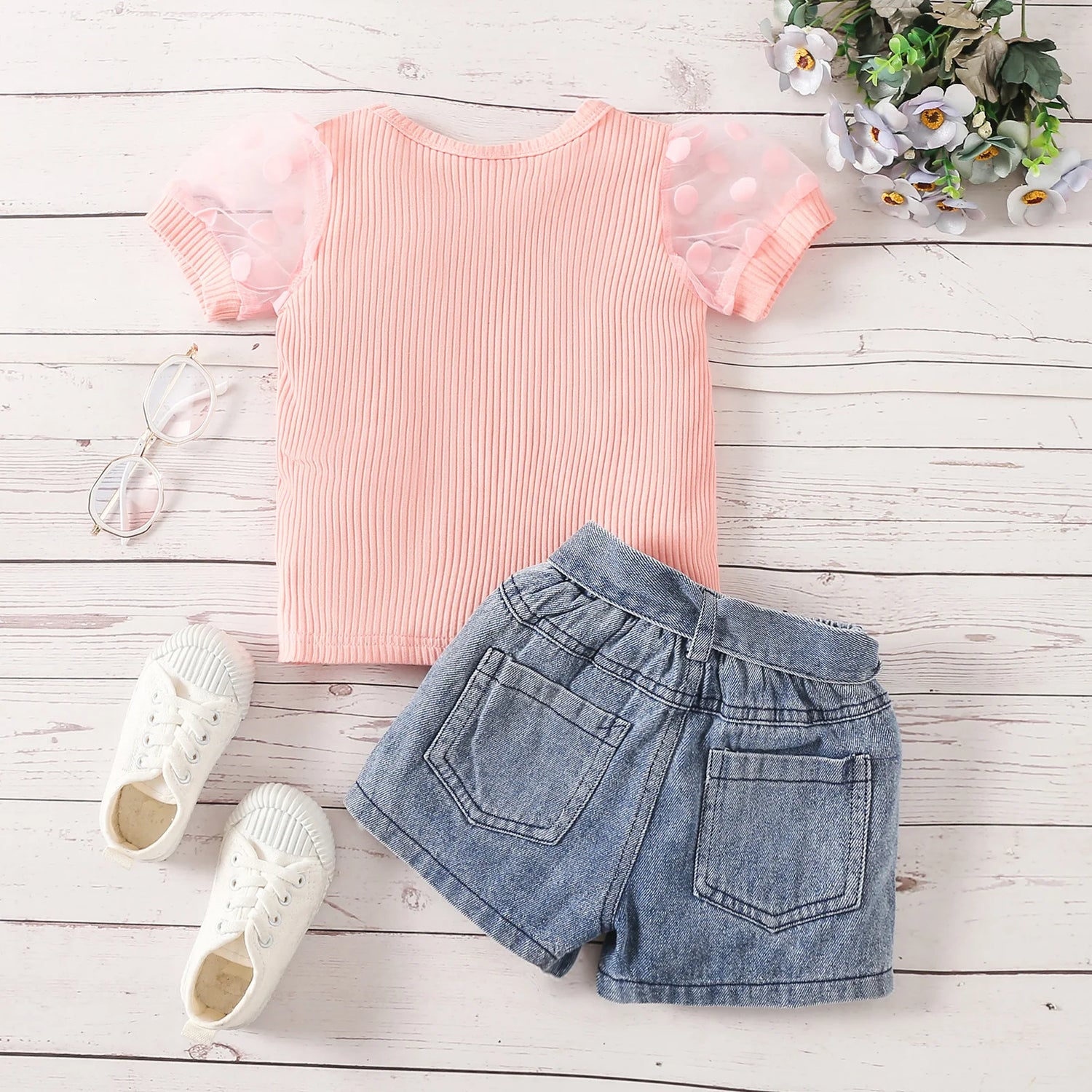Conjunto de top de lunares y shorts de jean para niños pequeños